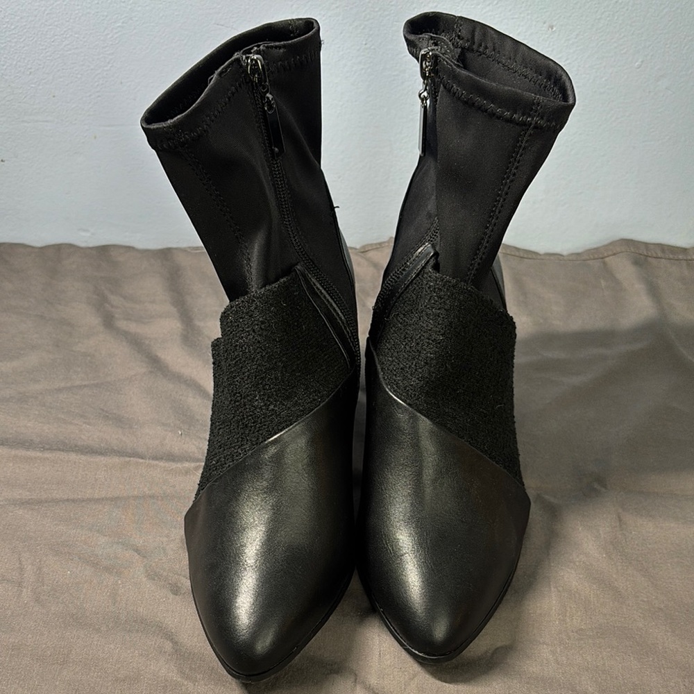 Jones New York Black Ankle Boots with Pointed Toe and Stretchy Shaft